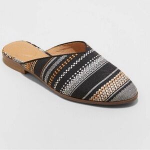 Universal Thread Black Woven Lana
Pointed Toe Mules - Size: 9